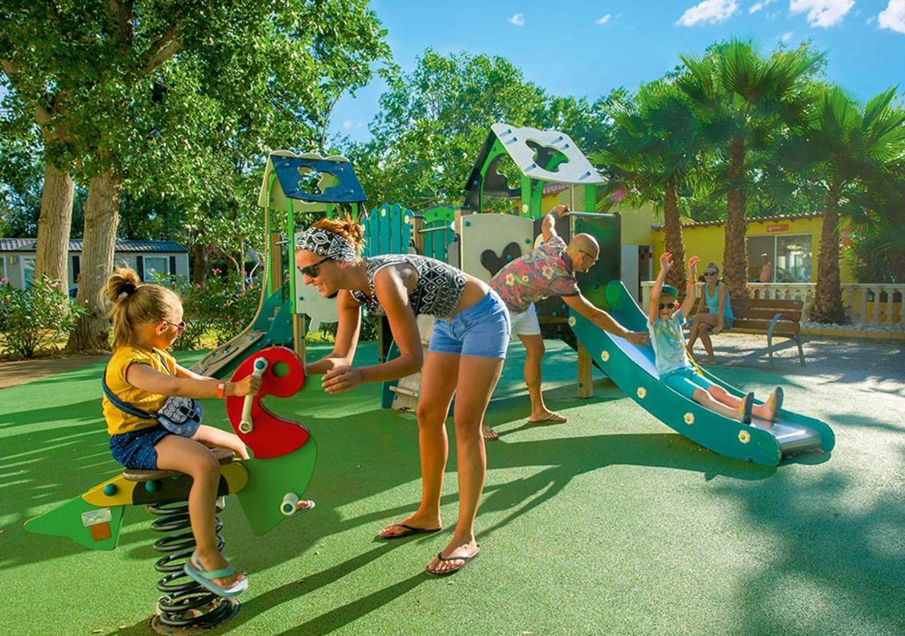Mobilhome Climatise 3Ch 6P Dans Parc Des 7 Fonts Agde Luaran gambar